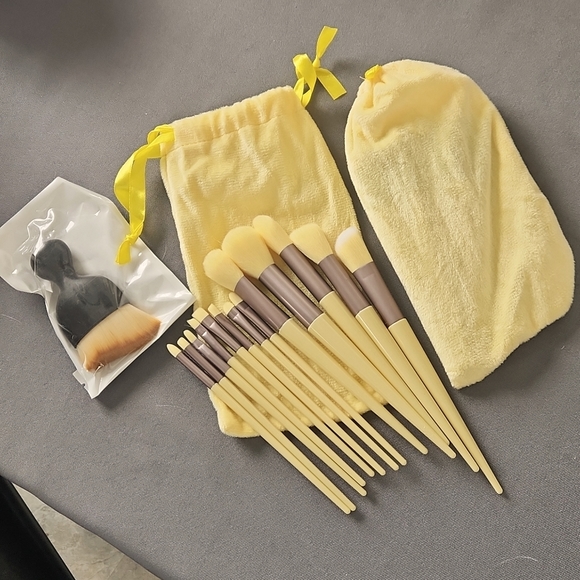 Makeup brushes! Yellow! - Picture 2 of 9